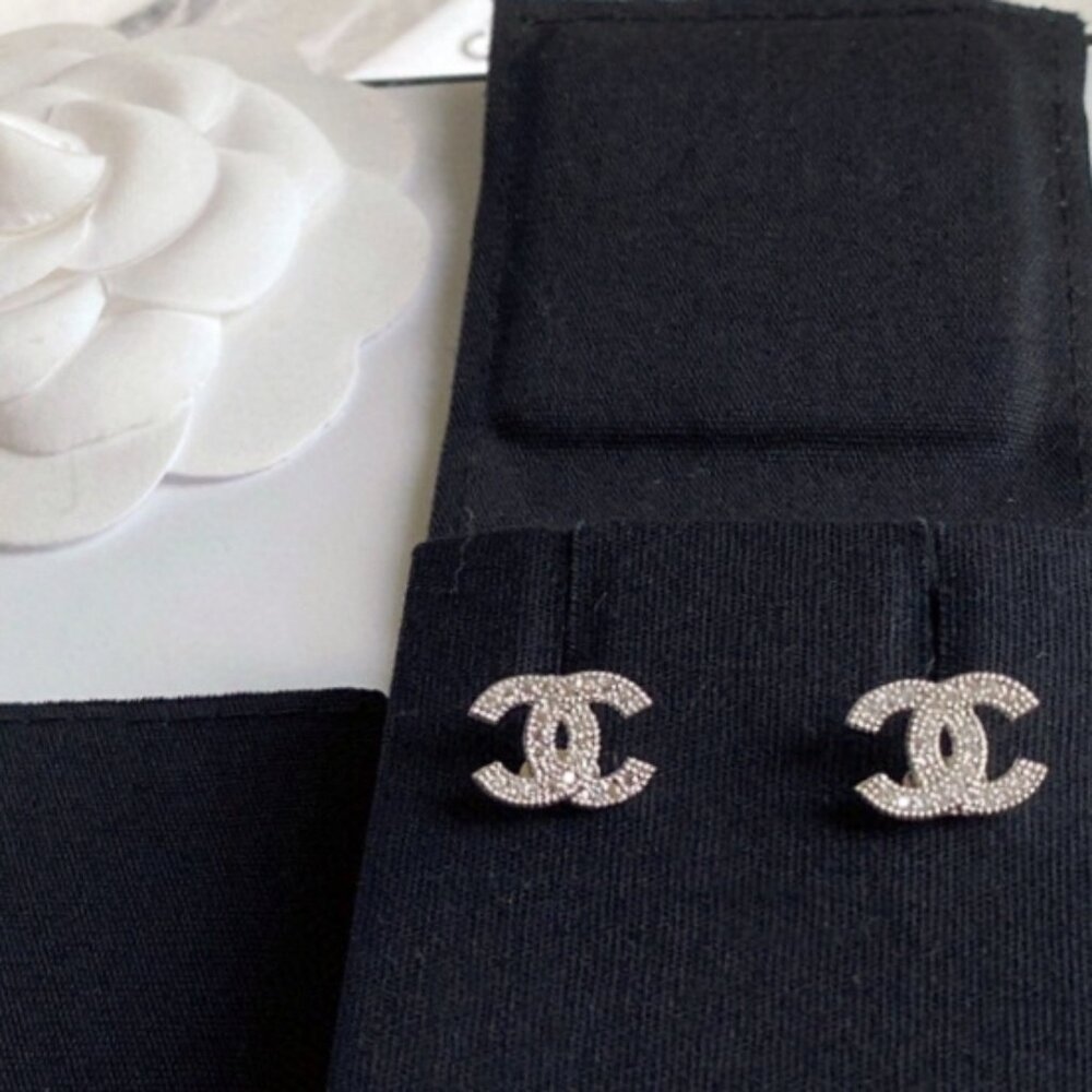✨✨Chanel small earrings✨✨ - Picture 2 of 4